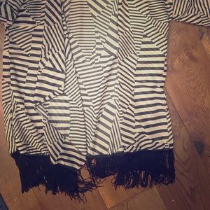 Woman’s LuLaRoe Kimono nude/ black with fringe